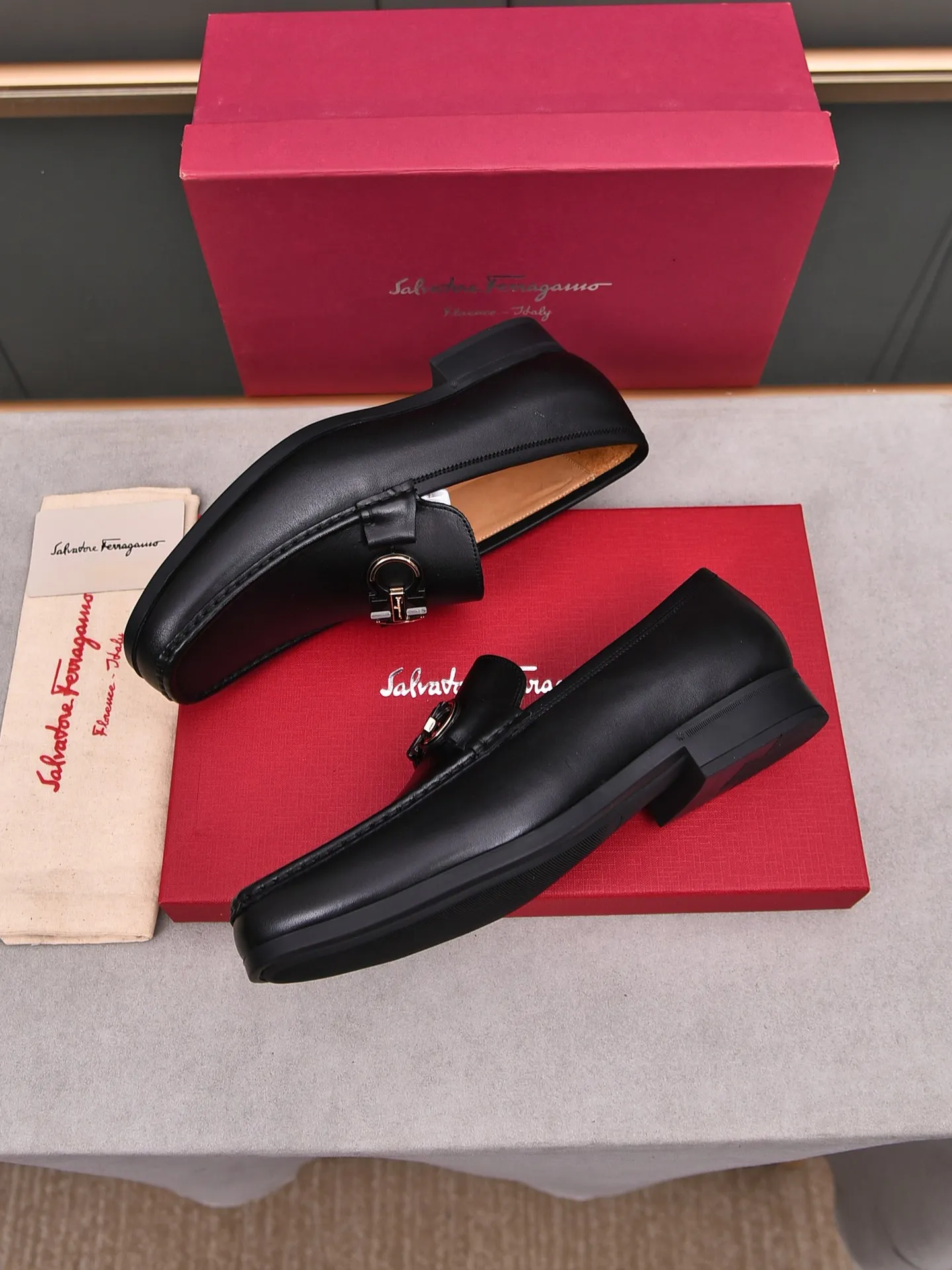 Factory: 250 [Original running volume quality] Brand: Ferragamo (Ferragamo) Size: Men's size 38/44 (45 can be customized) Grade: Same style as the official website High-end quality men's shoes Material: Original first-layer calfskin Water-dyed cowhide lining Original outsole Style category: Men's fashion formal business casual leather shoes Slip-on men's shoes high-top series Young fashion European and American trends British style Casual matching Comfortable feet